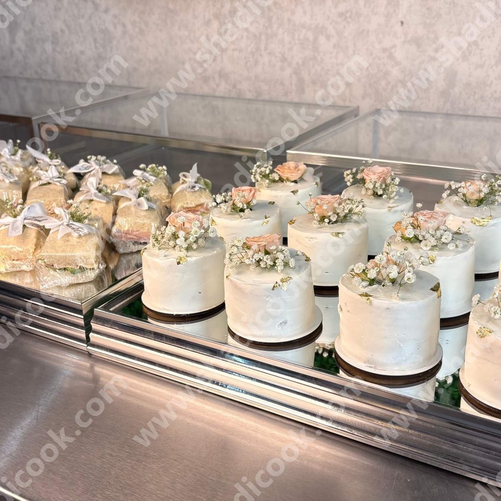 سینی پذیرایی در مراسم دانشگاهی